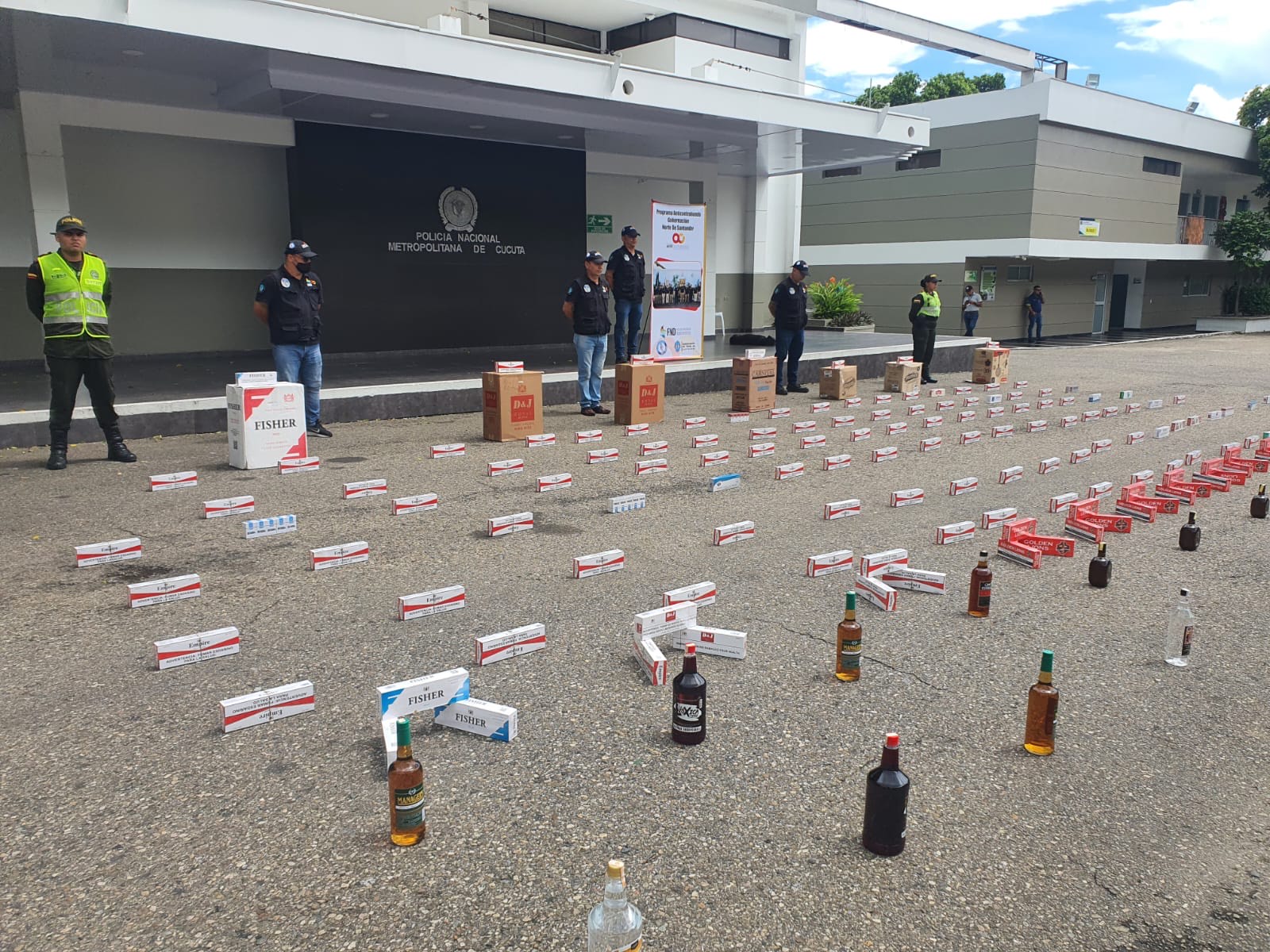 Incautación de cigarrillos y licor en la central de abastos