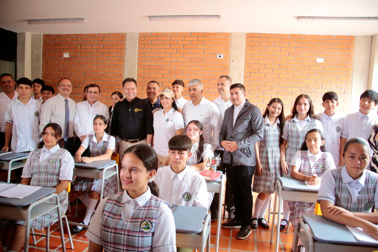 Gobernador entregó moderno bloque de aulas en Arboledas