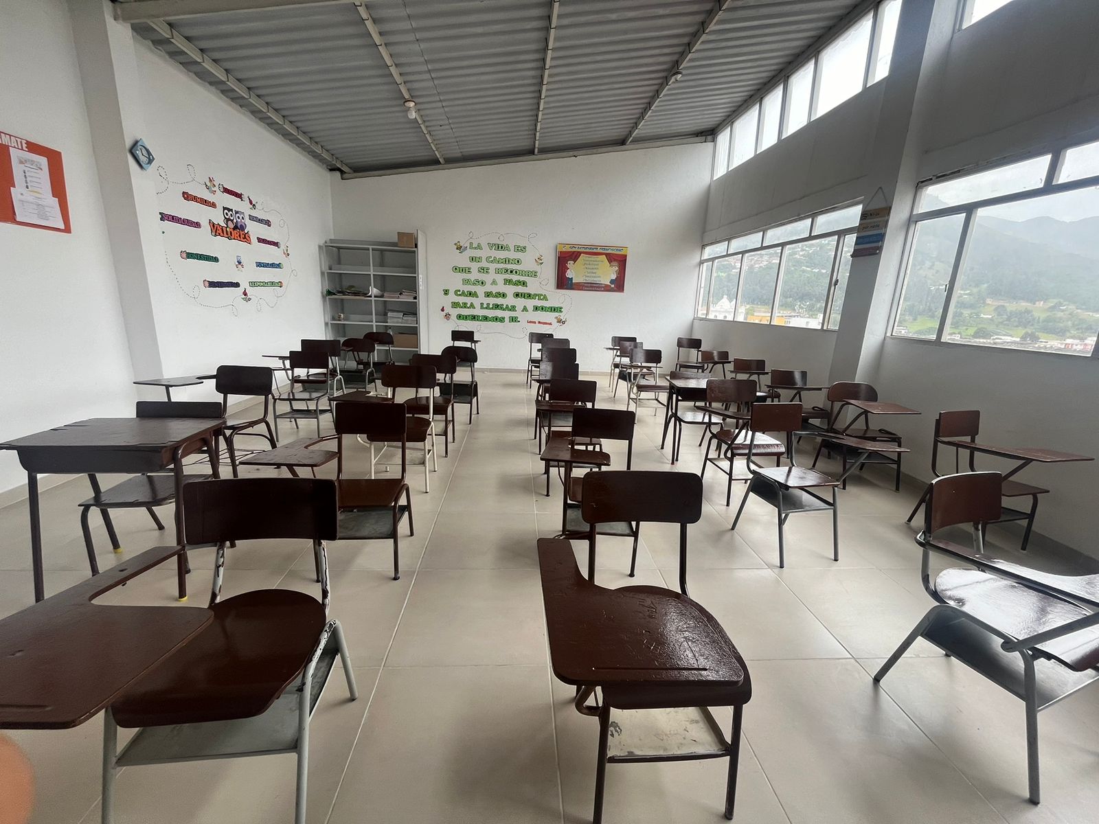 Avanza embellecimiento de sedes educativas con cerámica