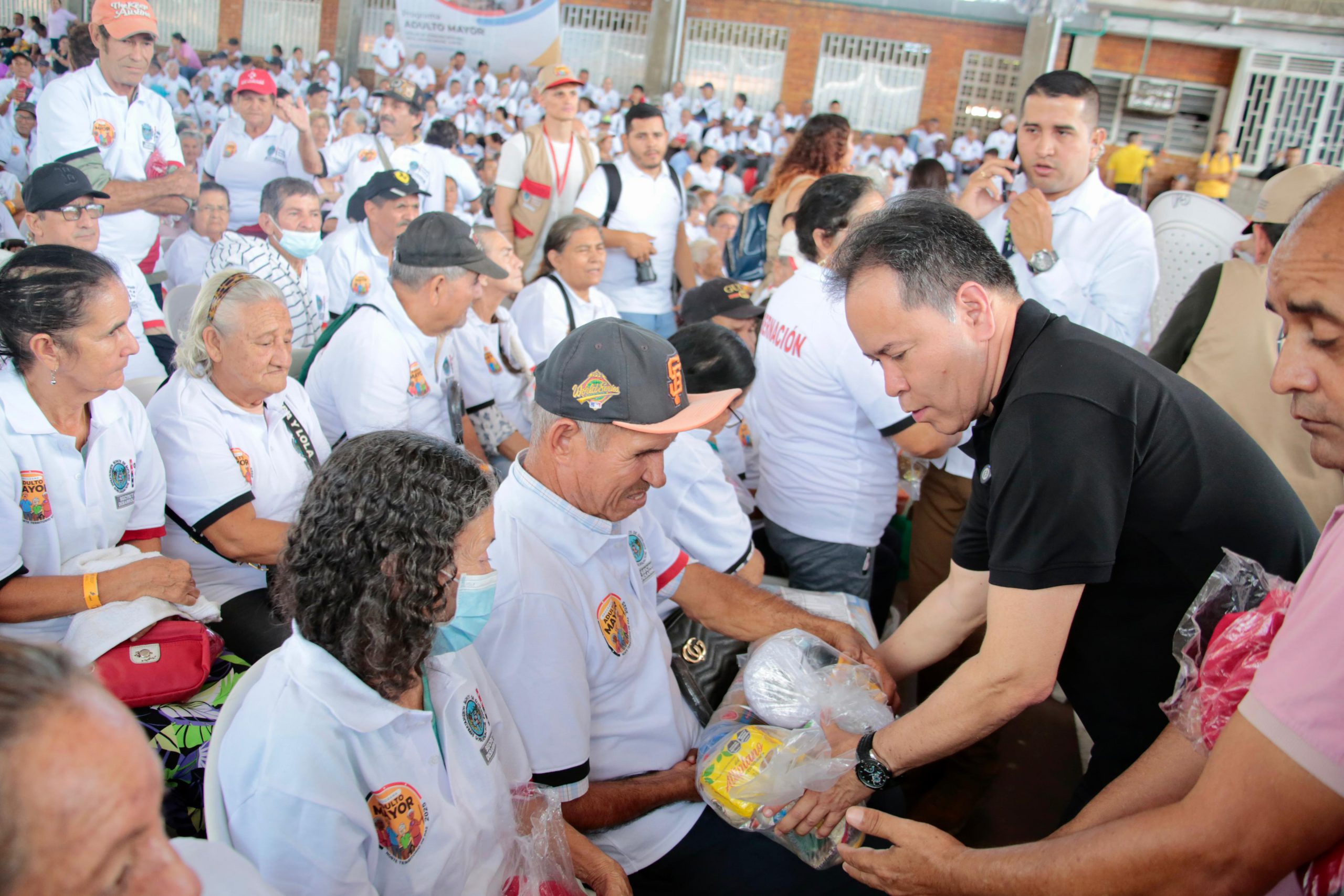 Gobernador entrega ayudas técnicas a más de 1.900 adultos mayores en Villa del Rosario