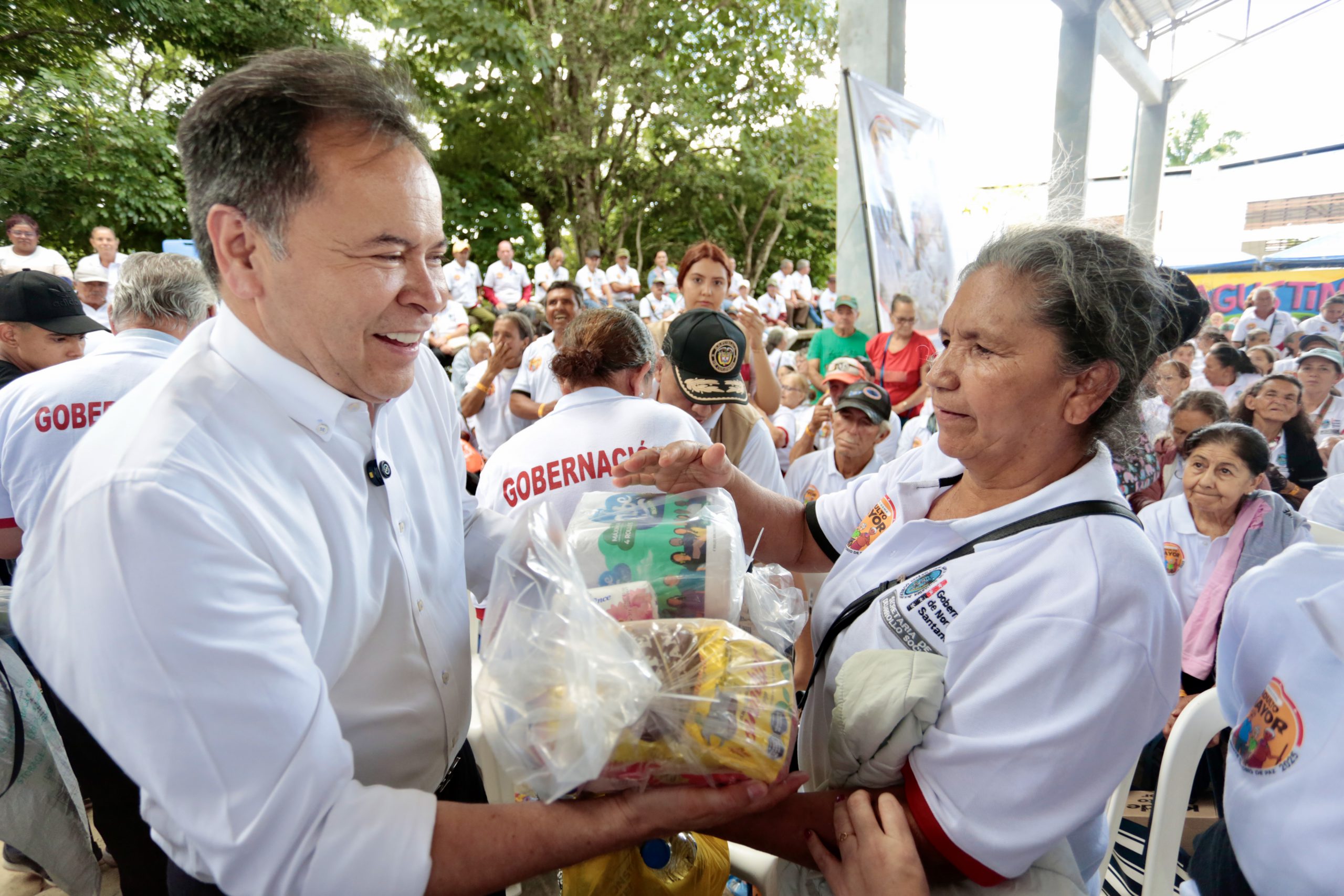 Gobernador lideró masiva jornada de entregas para el adulto mayor en Ocaña