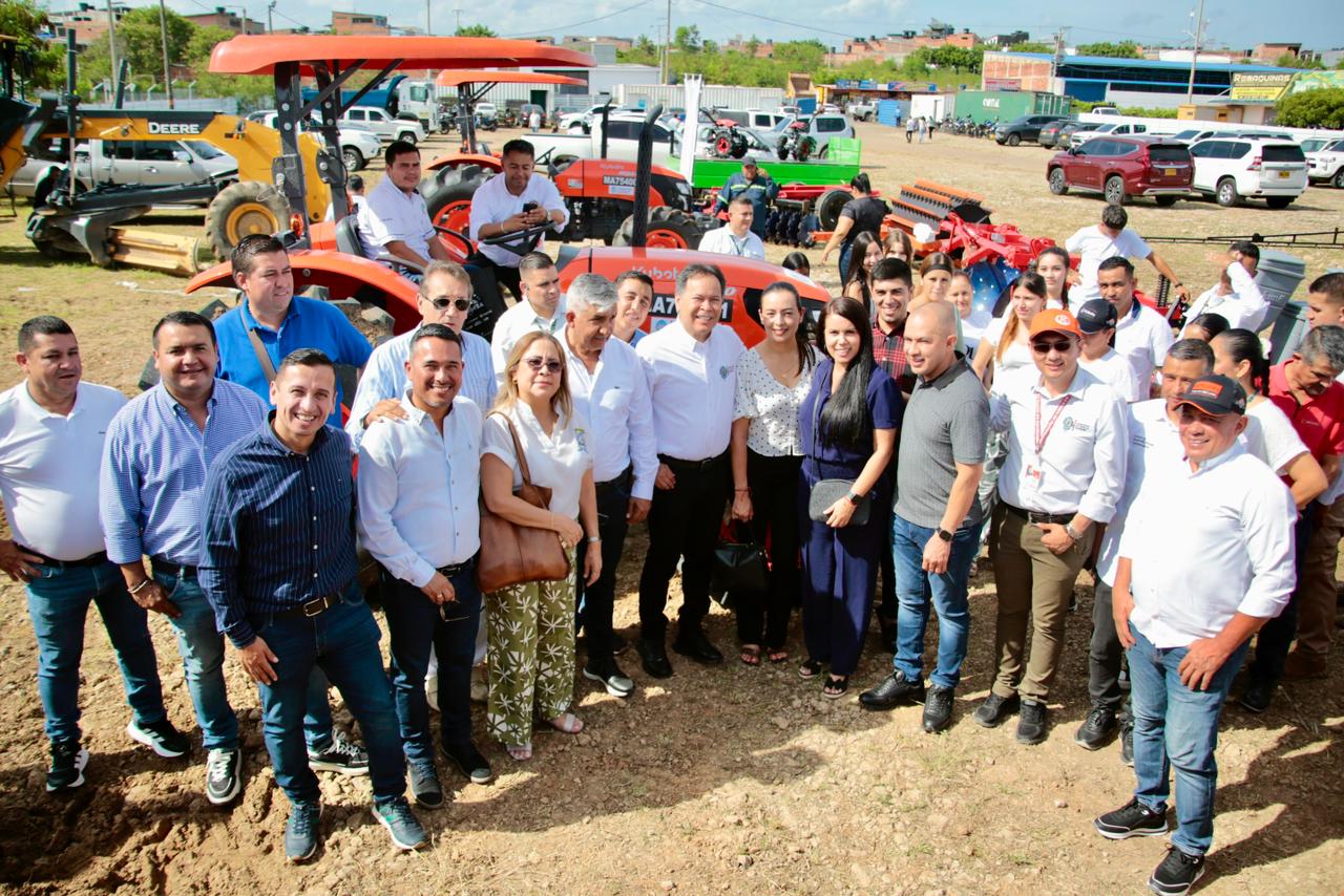 Gobernación entrega maquinaria y tractores para fortalecer el campo nortesantandereano