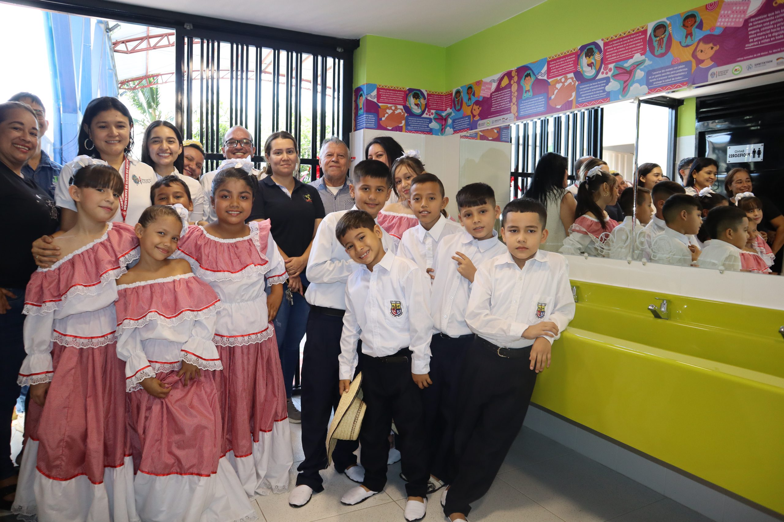 Estudiantes de I.E Luis Gabriel Castro estrenan baterías sanitarias