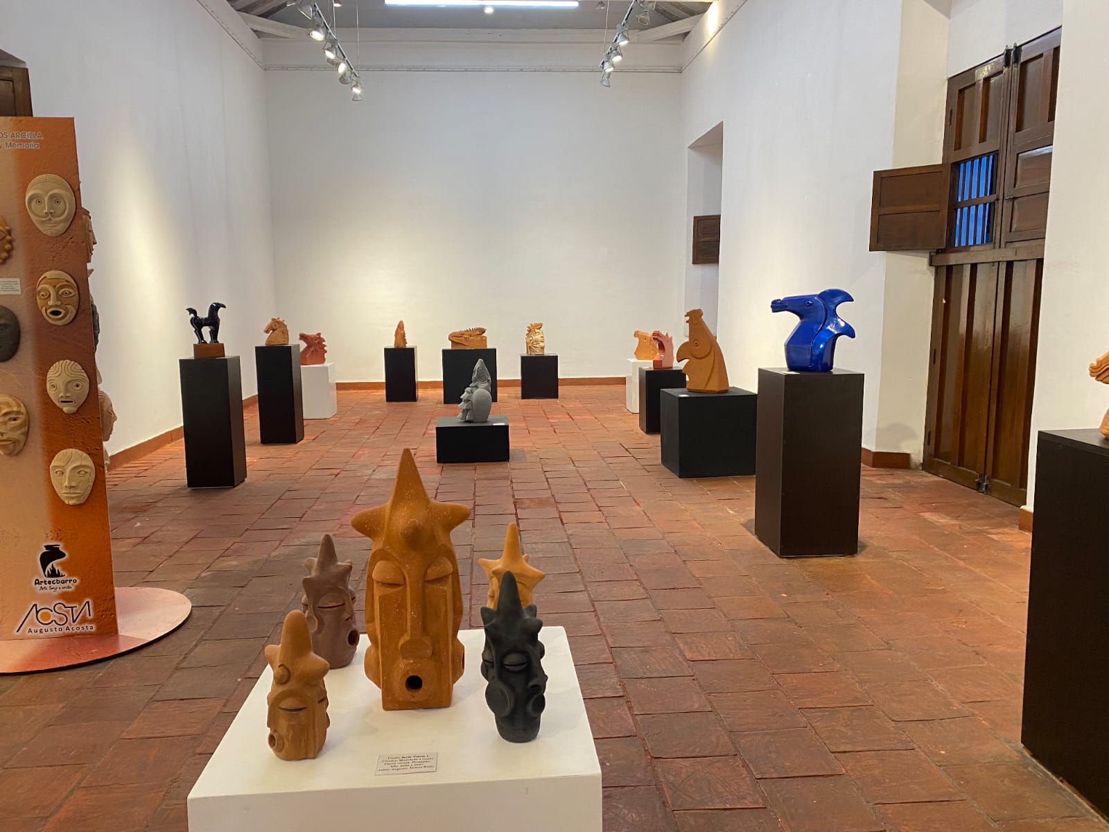 Lanzamiento de la exposición “Somos arcilla, raíz y memoria” del artista Augusto Acosta