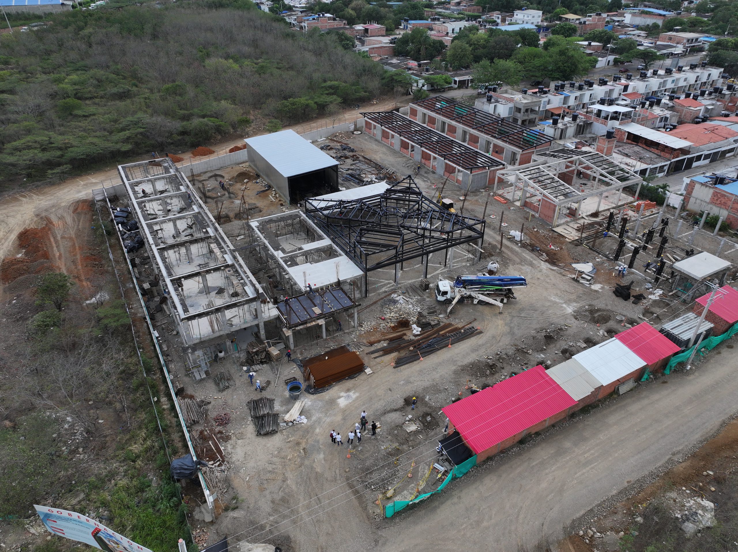 Avanza en un 50% la construcción del megacolegio en Los Patios