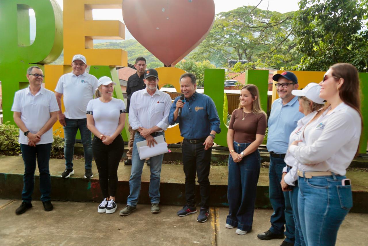 Gobernación entrega tres tramos clave en la vía de los Pueblos de Occidente