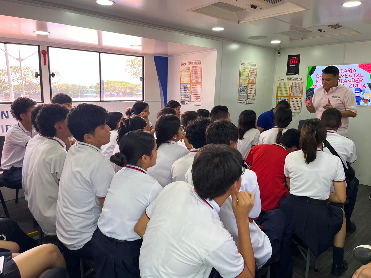 Bus SIMIT lleva educación vial a estudiantes de El Zulia