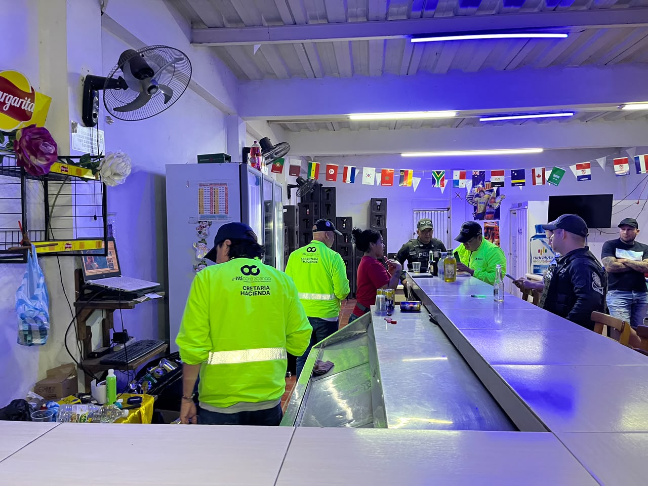 Decomisan licor adulterado en operativo nocturno en San Cayetano